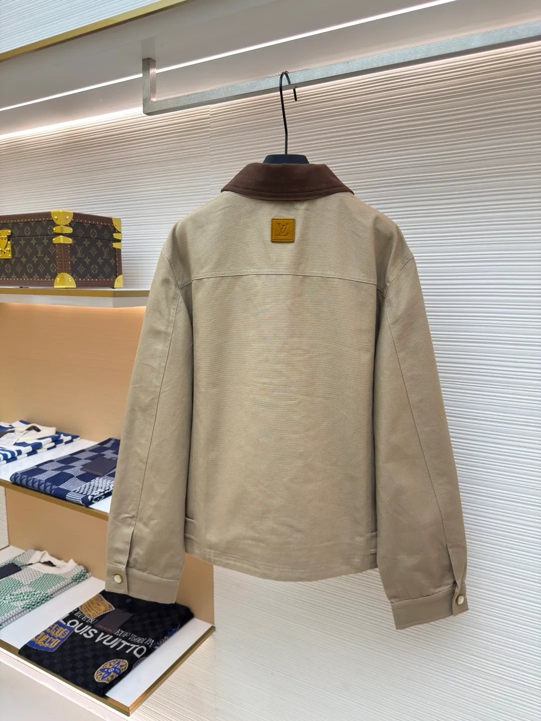 LOUIS VUITTON bamboo martin denim jacket ●Authentic product: 22600 purchased and developed ●Item number: 1680310-C55 ●Fabric: small martin yarn-dyed fabric ●Technology: made on positioning cutting machine ●Version: fitted version ●Weight: about 860 grams ●Size: 44-46-48-50 ●Description: The fabric is made of Little Martin yarn-dyed fabric, the warp and weft yarns are 7s+7s double-twisted, the fabric is made of long lathe dyeing process, the color of the bulk fabric is custom-dyed, the small jacquard fabric for the collar is custom-woven, the back pockets are made of domestic high-speed machines, mercerized tatami The embroidery method is matched with rayon twill satin lining. The back square leather tag is made of two-layer cowhide and pressed with an embossed mold. The I-shaped buckle and rivets are made of antique gold-plated bases. The interior is inlaid with polished high-gloss mother-of-pearl. The shells are laser-engraved with letter patterns. The overall routing is straight and delicate, the fabric is comfortable and soft, the color is consistent and there is no color difference, it can be matched with the same style to create a fashionable look, and can be used in various occasions, customized accessories, complete with three standards, the same style for men and women!